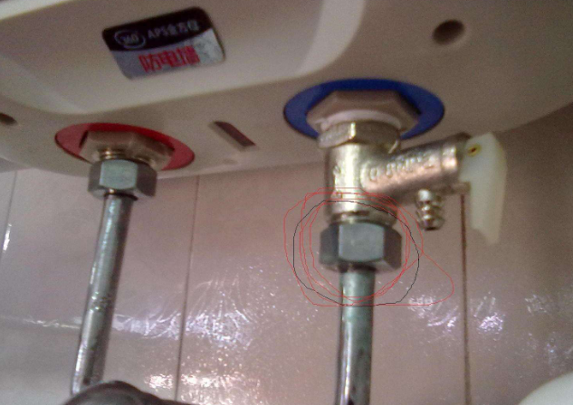 热水器水管漏水(热水器水管漏水)